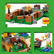 Load image into Gallery viewer, LEGO Minecraft 21585 Chicken Farm Set
