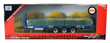 Load image into Gallery viewer, Britains 1:32 Kane Bale Trailer and Bales Set 43218
